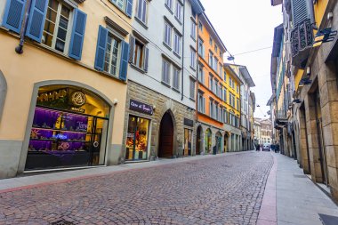 Bergamo, İtalya, 16 Şubat 2020. Aşağı Şehir 'de resim gibi dar bir cadde (Citta Bassa).