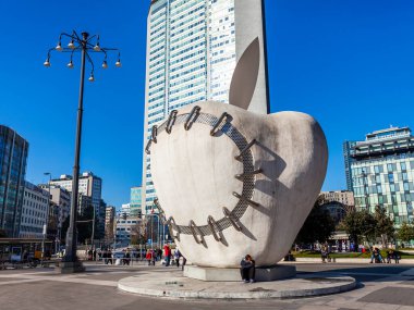 Milan, İtalya, 12 Şubat 2020. Milano Centrale yakınlarındaki meydanda La Mela Reintegrata 'nın modern heykeli
