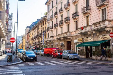 Milan, İtalya, 12 Şubat 2020. Tarihi bir binada tipik şehir manzarası. Sokakta arabalar