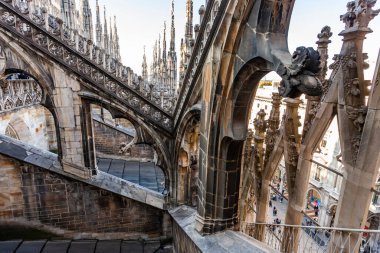 Milan, İtalya, 12 Şubat 2020. Şehrin ilgi odağı katedraldir (İtalyanca: Duomo di Milano veya Cattedrale di Santa Maria Nascente). Katedral çatısının taş kaplama dekoru