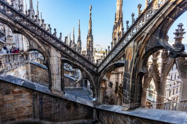 Milan, İtalya, 12 Şubat 2020. Şehrin ilgi odağı katedraldir (İtalyanca: Duomo di Milano veya Cattedrale di Santa Maria Nascente). Katedral çatısının taş kaplama dekoru