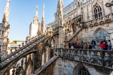 Milan, İtalya, 12 Şubat 2020. Şehrin ilgi odağı katedraldir (İtalyanca: Duomo di Milano veya Cattedrale di Santa Maria Nascente). Turistler çatıda yürür.