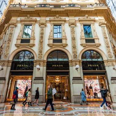 Milan, İtalya, 12 Şubat 2020. Tarihi Galleria Vittorio Emanuele II Milano alışveriş merkezi şehrin ilgi odağı konumundadır. İnsanlar ticaret galerisine gidiyor.