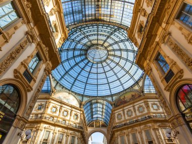 Milan, İtalya, 12 Şubat 2020. Tarihi Galleria Vittorio Emanuele II Milano alışveriş merkezi şehrin ilgi odağı konumundadır. İnsanlar ticaret galerisine gidiyor.