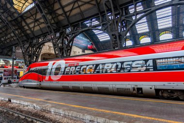 Milan, İtalya, 12 Şubat 2020. Milano Merkez İstasyonu 'nun yakınındaki yüksek hızlı tren.
