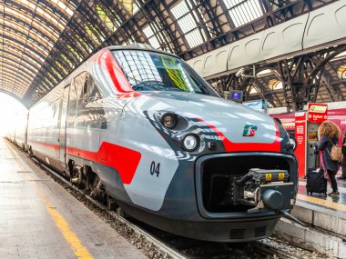 Milan, İtalya, 12 Şubat 2020. Milano Merkez İstasyonu 'nun yakınındaki yüksek hızlı tren.