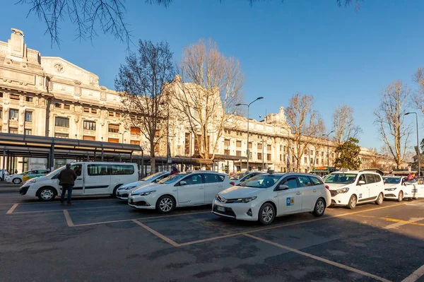 Milaan Italië Februari 2020 Talrijke Taxi Geparkeerd Buurt Van Het — Stockfoto