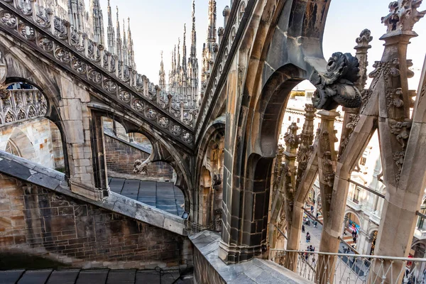 意大利米兰 2020年2月12日 该市的一个景点是大教堂 意大利语 Duomo Milano或Cattedrale Santa Maria Nascente 大教堂屋顶石制开放装饰 — 图库照片