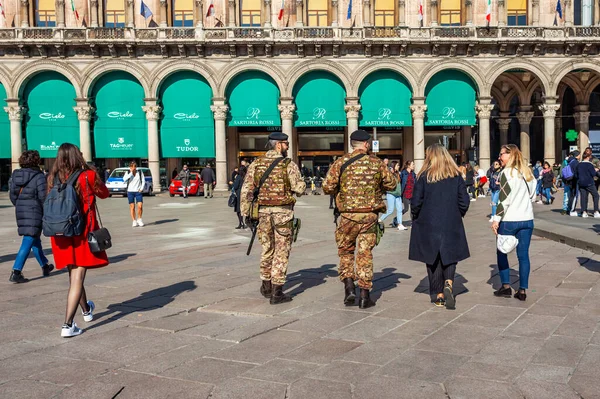 Milán Italia Febrero 2020 Patrulla Militar Recorre Duomo — Foto de Stock