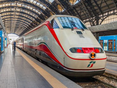 Milan, İtalya, 12 Şubat 2020. Milano Merkez İstasyonu 'nun yakınındaki yüksek hızlı tren.