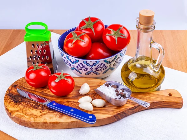 Zutaten Zum Kochen Von Frischem Salat Tomaten Meersalz Basilikum Pfeffer — Stockfoto