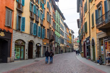 Bergamo, İtalya, 16 Şubat 2020. Aşağı Şehir 'de resim gibi dar bir cadde (Citta Bassa).