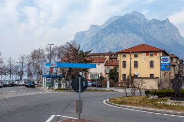 Lecco, İtalya, 16 Şubat 2020. Tarihi bir binada tipik şehir manzarası. İnsanlar güzel bir cadde boyunca yürür