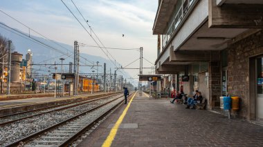 Lecco, İtalya, 16 Şubat 2020. Platform tren istasyonu. 