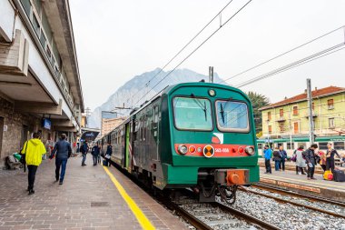 Lecco, İtalya, 16 Şubat 2020. Platform tren istasyonu. Yolcular ve tren kalkışı bekliyor.