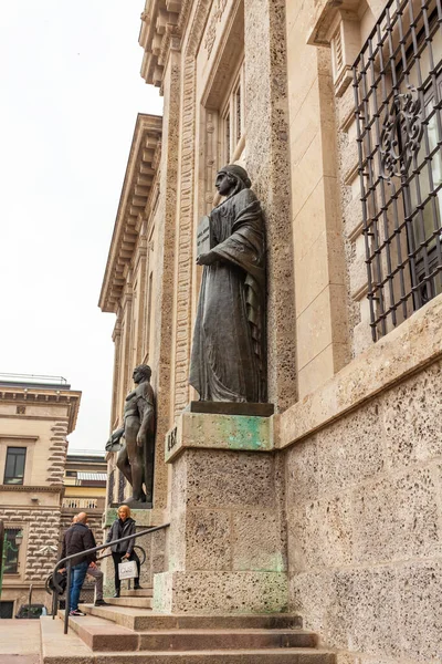 Bergamo Itálie Února2020 Fasádu Paláce Spravedlnosti Zdobí Socha — Stock fotografie