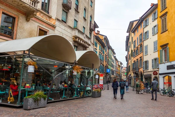 2020年2月12日 意大利Bergamo 历史名城里的一家吸引人的咖啡馆 人行道上的桌子等着游客 — 图库照片