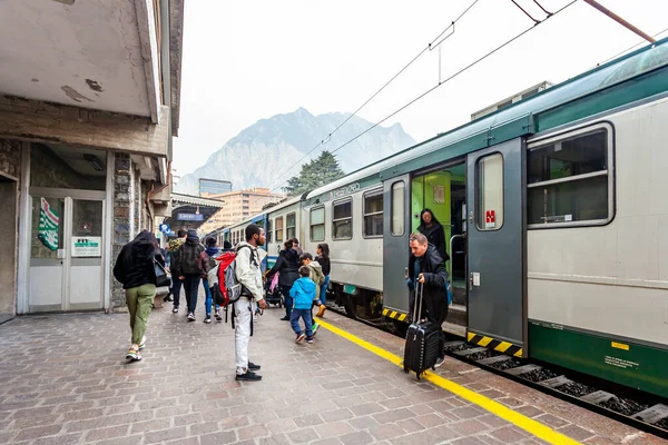 Lecco Itália Fevereiro 2020 Estação Trem Plataforma Passageiros Comboio Aguardam — Fotografia de Stock