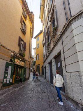 Bergamo, İtalya, 16 Şubat 2020. Yukarı Şehir 'de resim gibi dar bir cadde (Citta Alta).