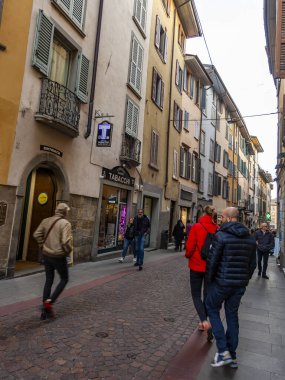 Bergamo, İtalya, 16 Şubat 2020. Aşağı Şehirdeki Picturesque ticaret caddesi (Citta Bassa). İnsanlar cadde boyunca gider.