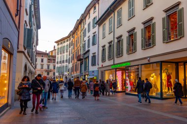 Bergamo, İtalya, 16 Şubat 2020. Aşağı Şehirdeki Picturesque ticaret caddesi (Citta Bassa). İnsanlar cadde boyunca gider.