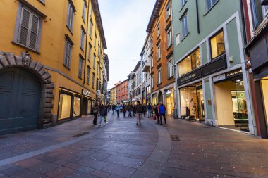 Bergamo, İtalya, 16 Şubat 2020. Aşağı Şehirdeki Picturesque ticaret caddesi (Citta Bassa). İnsanlar cadde boyunca gider.