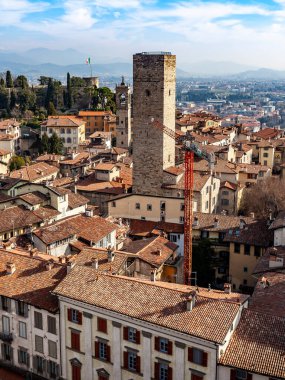 Bergamo, İtalya, 16 Şubat 2020. Yukarı Kentteki Sivil Kule 'den manzara (Citta Alta).