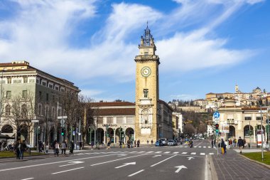 Bergamo, İtalya, 12 Şubat 2020. Vittorio Veneto Meydanı 'ndaki kule