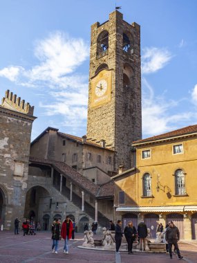 Bergamo, İtalya, 12 Şubat 2020. Campanone o Torre Civica - üst şehir Bergamo 'nun ünlü noktası (Citta Alta).