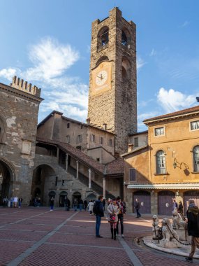Bergamo, İtalya, 12 Şubat 2020. Campanone o Torre Civica - üst şehir Bergamo 'nun ünlü noktası (Citta Alta).