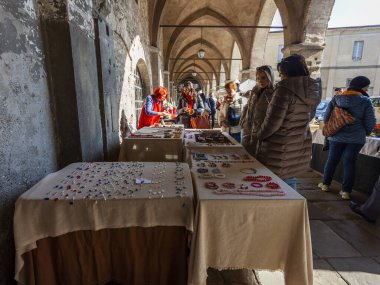 Bergamo, İtalya, 12 Şubat 2020. Yukarı şehirdeki pazar fuarında hediyelik eşya ve el yapımı malların satışı (Citta Alta)
