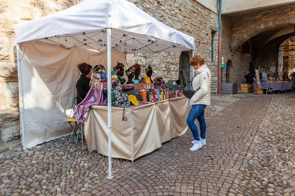 Bergamo Talya Şubat 2020 Yukarı Şehirdeki Pazar Fuarında Hediyelik Eşya — Stok fotoğraf