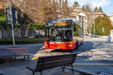 Bergamo, İtalya, 16 Şubat 2020. Bir otobüs şehir caddesi boyunca seyahat eder.