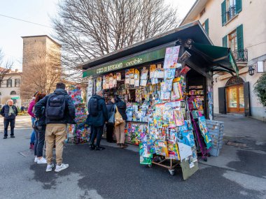 Bergamo, İtalya, 12 Şubat 2020. Gazete ve hediyelik eşya satan bir tezgah.