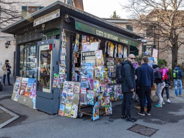 Bergamo, İtalya, 12 Şubat 2020. Gazete ve hediyelik eşya satan bir tezgah.