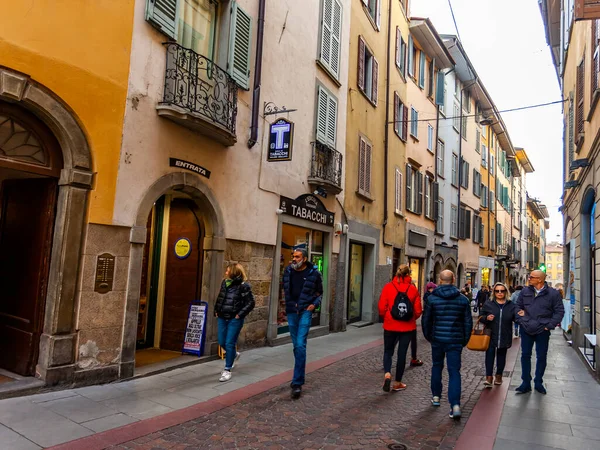 Bergamo, İtalya, 16 Şubat 2020. Aşağı Şehir 'de resim gibi dar bir cadde (Citta Bassa).