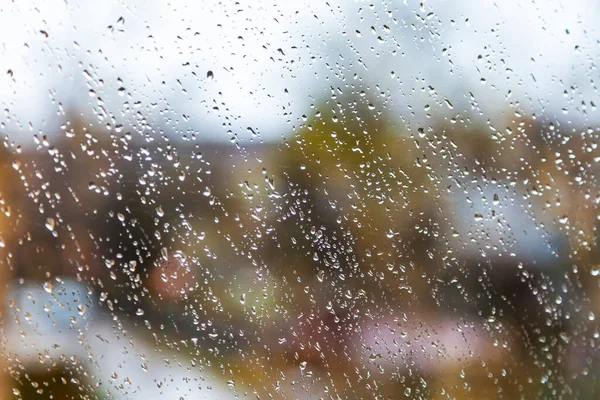 雨の中ぬれたガラス越しの通りの眺め — ストック写真