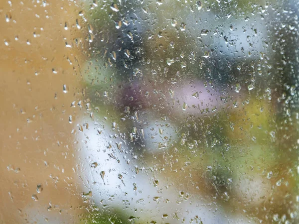 Vista Rua Através Vidro Molhado Chuva — Fotografia de Stock