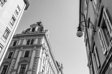 Trieste, İtalya, 7 Ağustos 2019. Tarihi yapı alanındaki binanın ön cephesinin bir parçası.