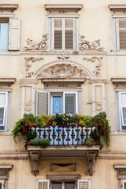 Trieste, İtalya, 7 Ağustos 2019. Tarihi yapı alanındaki binanın ön cephesinin bir parçası.