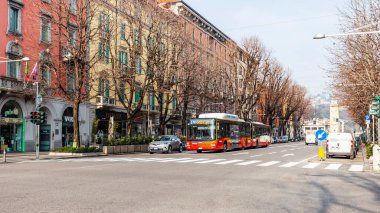Bergamo, İtalya, 16 Şubat 2020. Bir otobüs şehir caddesi boyunca seyahat eder.