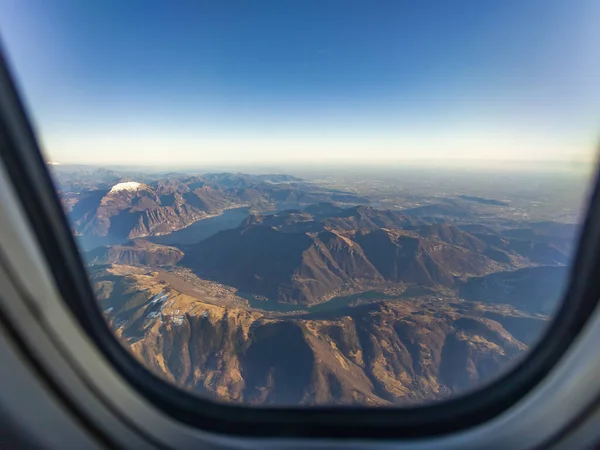 Utsikten Från Flygplansfönstret Över Ett Pittoreskt Fjälllandskap — Stockfoto