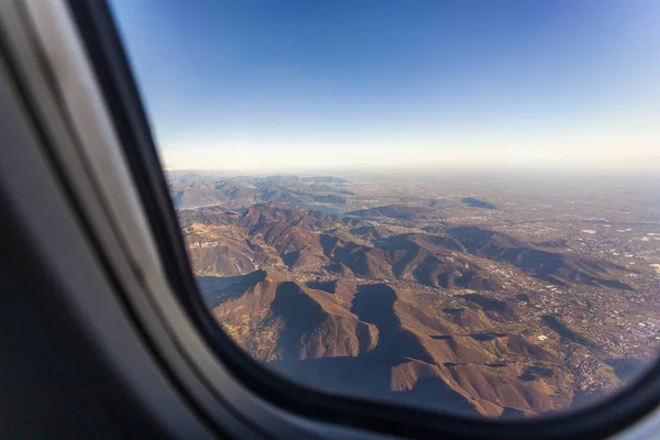 Θέα Από Παράθυρο Του Αεροπλάνου Ένα Γραφικό Ορεινό Τοπίο — Φωτογραφία Αρχείου