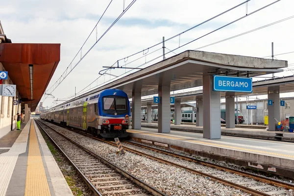 Bergamo, İtalya, 16 Şubat 2020. Tren istasyonun peronuna yakın bir yerde.
