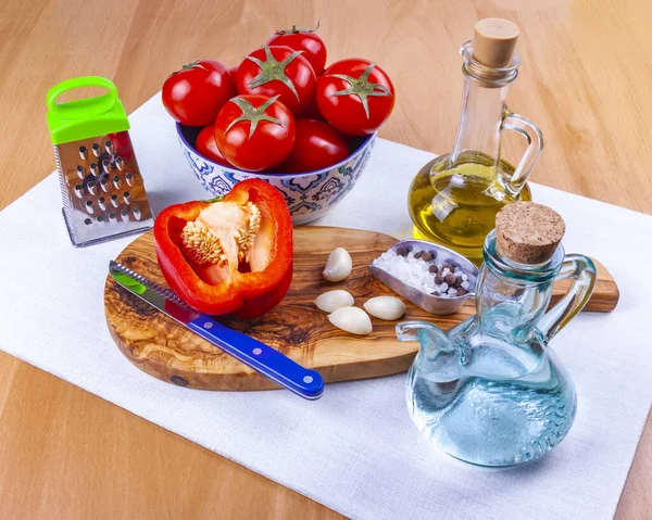 Zutaten Zum Kochen Von Frischem Salat Tomaten Meersalz Basilikum Pfeffer — Stockfoto