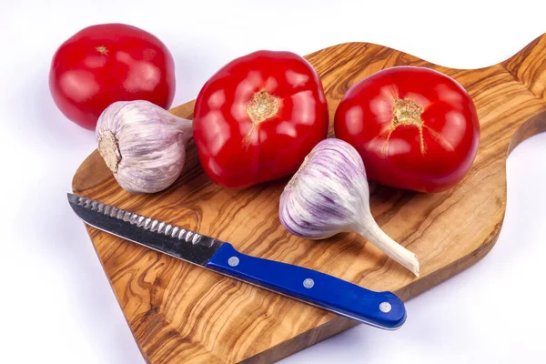 Fresh Tomatoes Garlic Cutting Board — Stock Photo, Image