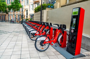 Monte Carlo, Monako, 13 Ekim 2019. Bisiklet kiralama noktası