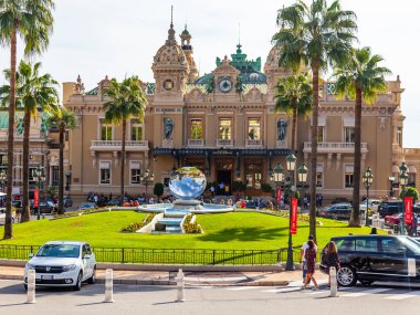 Monte Carlo, Monako, 13 Ekim 2019. Güneşli havada güzel şehir manzarası. Ünlü Monac Kumarhanesi