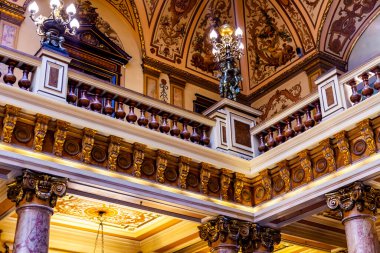 Monte Carlo, Monako, 13 Ekim 2019. Monako Prensliği. Monte-Carlo Kumarhanesinin iç mimari detayları