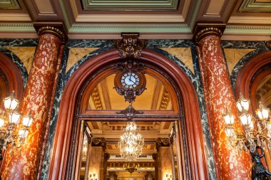Monte Carlo, Monako, 13 Ekim 2019. Monako Prensliği. Monte-Carlo Kumarhanesinin iç mimari detayları